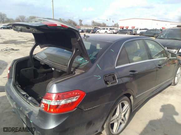 2012 Mercedes-Benz E-Class E 350 Luxury with VIN WDDHF5KB8CA641592, listed as a IAAI auction lot 41493356 with 152,981 mi miles. Bid and sale history available at carsss.com. Image 4.