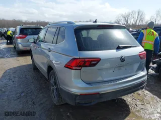 2023 Volkswagen Tiguan SE with VIN 3VV2B7AX0PM034519, listed as a IAAI auction lot 41723470 with 17,250 mi miles. Bid and sale history available at carsss.com. Image 3.