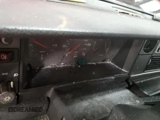1990 Volvo 240 z VIN YV1AA8857L1869686, wystawiony jako Copart lot #52195465 z przebiegiem 139 312 mil mil oraz Tytuł czysty. Historia ofert i sprzedaży dostępna na DreamBid. Obrazek 9.