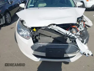 2013 Ford Focus Electric z VIN 1FADP3R42DL196988, wystawiony jako IAAI lot #41425512 z przebiegiem 72 578 mil mil oraz . Historia ofert i sprzedaży dostępna na DreamBid. Obrazek 17.