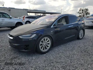 2017 Tesla Model X 90D z VIN 5YJXCBE2XHF060912, wystawiony jako Copart lot #55286205 z przebiegiem Nie podano mil oraz Szkody całkowita. Historia ofert i sprzedaży dostępna na DreamBid. Obrazek 1.