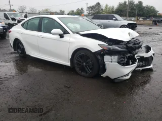 2025 Toyota Camry LE z VIN 4T1DAACK4SU061120, wystawiony jako Copart lot #55996285 z przebiegiem 5025 mil mil oraz Szkoda całkowita • Salvage title. Historia ofert i sprzedaży dostępna na DreamBid. Obrazek 4.