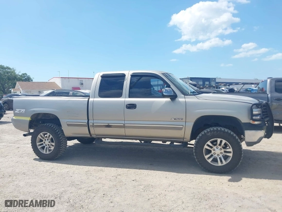 2000 Chevrolet Silverado 1500 Classic Work Truck with VIN 1GCEK19V5YE264057, listed as a IAAI auction lot 41951426 with 251,674 mi miles. Bid and sale history available at carsss.com. Image 14.