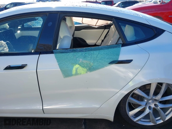 2022 Tesla Model S Plaid z VIN 5YJSA1E63NF483873, wystawiony jako IAAI lot #41204003 z przebiegiem 15 mil mil oraz . Historia ofert i sprzedaży dostępna na DreamBid. Obrazek 21.