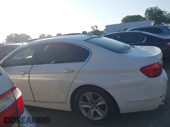 2013 BMW 5 Series 528i xDrive с VIN WBAXH5C53DDW11955, выставлен на аукционе IAAI как лот 42601785 с пробегом 147 925 миль миль и . История ставок и продаж доступна на DreamBid. Изображение 14.