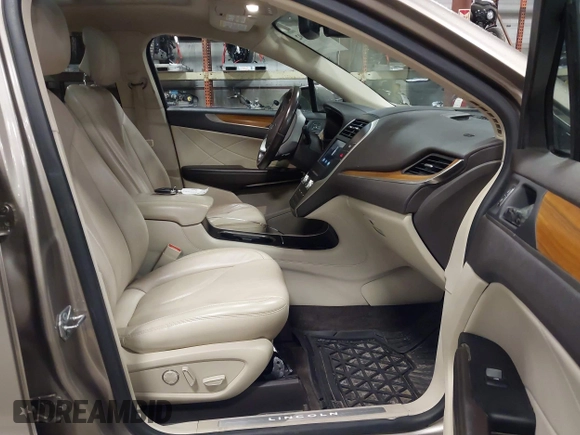 2018 Lincoln MKC Select z VIN 5LMCJ2D95JUL03454, wystawiony jako IAAI lot #42183892 z przebiegiem 78 248 mil mil oraz . Historia ofert i sprzedaży dostępna na DreamBid. Obrazek 5.