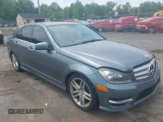 2012 Mercedes-Benz C 300 Sport z VIN WDDGF8BBXCR209813, wystawiony jako IAAI lot #42446496 z przebiegiem 138 302 mil mil oraz . Historia ofert i sprzedaży dostępna na DreamBid. Obrazek 1.