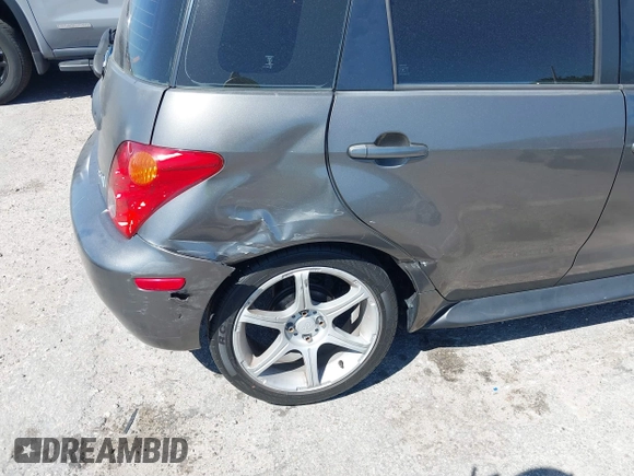 2005 Scion xA z VIN JTKKT624450127059, wystawiony jako IAAI lot #41828241 z przebiegiem 173 352 mil mil oraz . Historia ofert i sprzedaży dostępna na DreamBid. Obrazek 6.