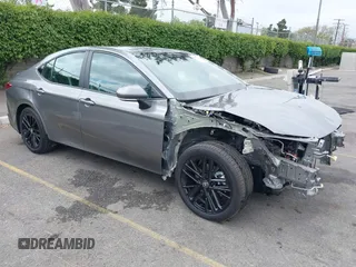 2025 Toyota Camry LE z VIN 4T1DAACK5SU534345, wystawiony jako IAAI lot #42077063 z przebiegiem 5 680 mil mil oraz . Historia ofert i sprzedaży dostępna na DreamBid. Obrazek 1.