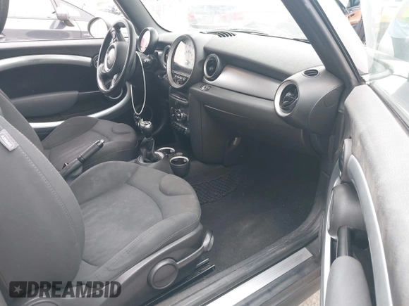 2011 MINI Convertible z VIN WMWZN3C5XBTZ89487, wystawiony jako IAAI lot #42500274 z przebiegiem 119 172 mil mil oraz . Historia ofert i sprzedaży dostępna na DreamBid. Obrazek 5.