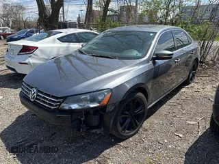 2015 Volkswagen Passat SE z VIN 1VWBV7A38FC025826, wystawiony jako IAAI lot #42108113 z przebiegiem 139 459 mil mil oraz . Historia ofert i sprzedaży dostępna na DreamBid. Obrazek 2.