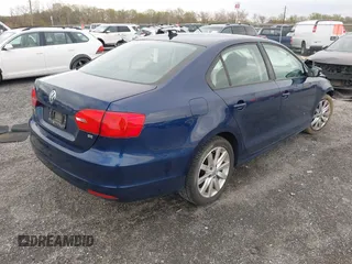 2014 Volkswagen Jetta SE z VIN 3VWD17AJ8EM326015, wystawiony jako IAAI lot #42027359 z przebiegiem 75 436 mil mil oraz . Historia ofert i sprzedaży dostępna na DreamBid. Obrazek 4.