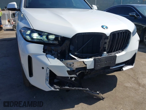 2025 BMW X5 xDrive40i z VIN 5UX23EU03S9Z14103, wystawiony jako IAAI lot #42519767 z przebiegiem 2 983 mil mil oraz . Historia ofert i sprzedaży dostępna na DreamBid. Obrazek 6.