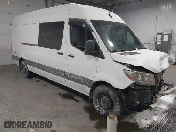 2021 Mercedes-Benz Sprinter Cargo with VIN W1Y4ECHY9MT060129, listed as a IAAI auction lot 41616041 with 215,726 mi miles. Bid and sale history available at carsss.com. Image 1.