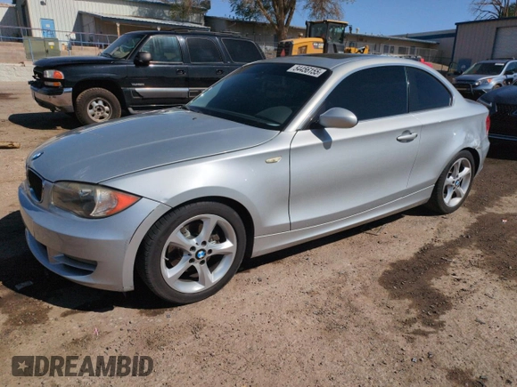 2009 BMW 1 Series 128i z VIN WBAUP73589VK75593, wystawiony jako Copart lot #54456155 z przebiegiem 127 576 mil mil oraz Szkoda całkowita • Salvage title. Historia ofert i sprzedaży dostępna na DreamBid. Obrazek 1.