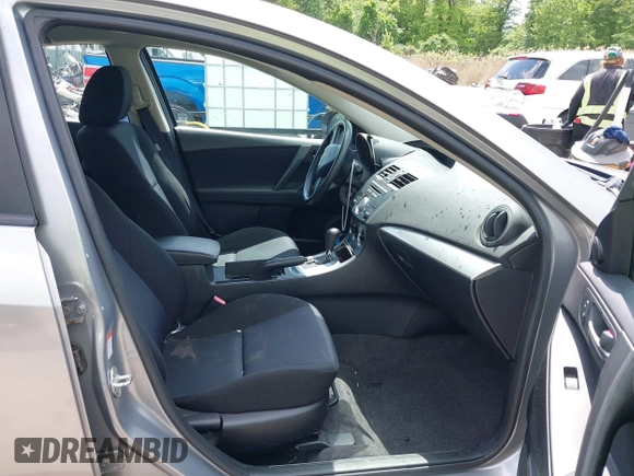 2011 Mazda 3 i Touring z VIN JM1BL1VG2B1442643, wystawiony jako IAAI lot #42145394 z przebiegiem 145 550 mil mil oraz . Historia ofert i sprzedaży dostępna na DreamBid. Obrazek 5.