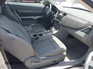 2008 Chrysler Sebring LX z VIN 1C3LC45K48N674192, wystawiony jako IAAI lot #42330236 z przebiegiem 79 506 mil mil oraz . Historia ofert i sprzedaży dostępna na DreamBid. Obrazek 5.