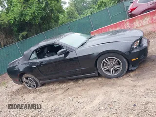2011 Ford Mustang V6 z VIN 1ZVBP8EM7B5139351, wystawiony jako IAAI lot #42471805 z przebiegiem 80 513 mil mil oraz . Historia ofert i sprzedaży dostępna na DreamBid. Obrazek 13.