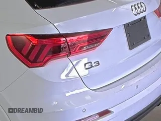 2023 Audi Q3 S line Premium z VIN WA1DECF37P1107583, wystawiony jako IAAI lot #42774151 z przebiegiem 51 891 mil mil oraz . Historia ofert i sprzedaży dostępna na DreamBid. Obrazek 35.