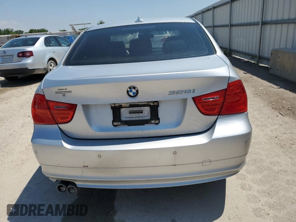 2011 BMW 3 Series 328i xDrive z VIN WBAPK5G50BNN81333, wystawiony jako Copart lot #55957035 z przebiegiem 111 875 mil mil oraz Szkody całkowita. Historia ofert i sprzedaży dostępna na DreamBid. Obrazek 6.