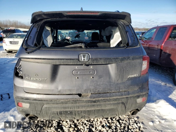 2020 Honda Passport EX-L z VIN 5FNYF8H54LB002310, wystawiony jako Copart lot #42425915 z przebiegiem 95 495 mil mil oraz Nie do naprawy • Non repairable. Historia ofert i sprzedaży dostępna na DreamBid. Obrazek 6.