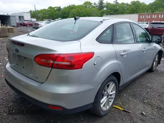 2016 Ford Focus SE z VIN 1FADP3F29GL353908, wystawiony jako IAAI lot #42289308 z przebiegiem 94 937 mil mil oraz . Historia ofert i sprzedaży dostępna na DreamBid. Obrazek 4.