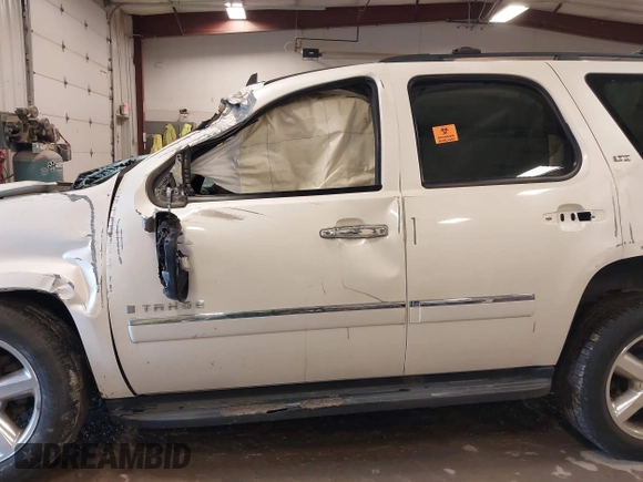 2009 Chevrolet Tahoe LTZ z VIN 1GNFK33049R213387, wystawiony jako IAAI lot #42011796 z przebiegiem Nie podano mil oraz . Historia ofert i sprzedaży dostępna na DreamBid. Obrazek 14.