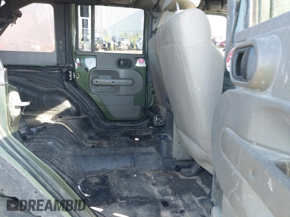 2008 Jeep Wrangler Unlimited X z VIN 1J4GA39198L612727, wystawiony jako IAAI lot #40128925 z przebiegiem 260 573 mil mil oraz . Historia ofert i sprzedaży dostępna na DreamBid. Obrazek 8.