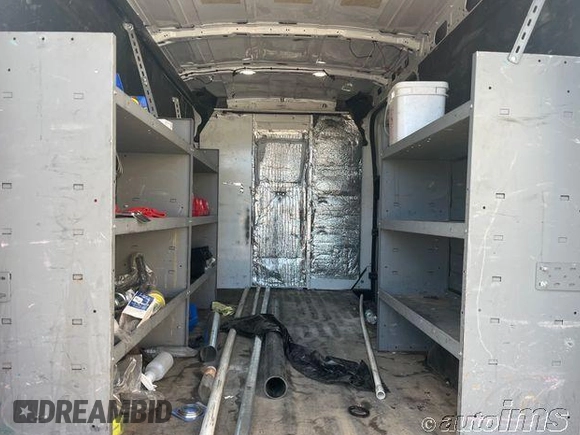 2021 Ford Transit Cargo z VIN 1FTBR1C8XMKA20224, wystawiony jako IAAI lot #42789308 z przebiegiem 76 845 mil mil oraz . Historia ofert i sprzedaży dostępna na DreamBid. Obrazek 4.