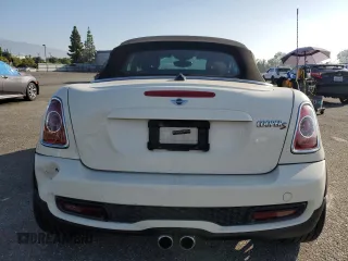 2013 MINI Roadster S z VIN WMWSY3C53DT565290, wystawiony jako Copart lot #72644654 z przebiegiem 104 007 mil mil oraz Szkody całkowita. Historia ofert i sprzedaży dostępna na DreamBid. Obrazek 6.