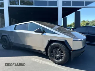 2024 Tesla Cybertruck z VIN 7G2CEHED6RA004507, wystawiony jako Copart lot #54939974 z przebiegiem 387 mil mil oraz . Historia ofert i sprzedaży dostępna na DreamBid. Obrazek 1.