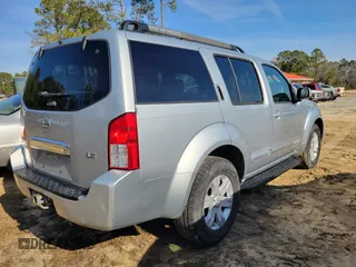 2006 Nissan Pathfinder SE z VIN 5N1AR18U46C627598, wystawiony jako IAAI lot #41527404 z przebiegiem 124 763 mil mil oraz . Historia ofert i sprzedaży dostępna na DreamBid. Obrazek 4.