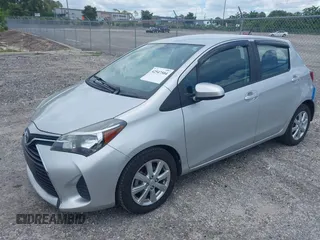 2015 Toyota Yaris L z VIN VNKKTUD30FA019329, wystawiony jako IAAI lot #42547504 z przebiegiem 54 848 mil mil oraz . Historia ofert i sprzedaży dostępna na DreamBid. Obrazek 2.