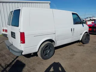 1997 Chevrolet Astro Cargo Van with VIN 1GCDM19WXVB186404, listed as a IAAI auction lot 41634579 with 277,674 mi miles. Bid and sale history available at carsss.com. Image 4.