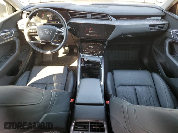 2021 Audi e-tron Prestige z VIN WA1VAAGEXMB028077, wystawiony jako Copart lot #51068735 z przebiegiem 36 998 mil mil oraz Szkody całkowita. Historia ofert i sprzedaży dostępna na DreamBid. Obrazek 8.