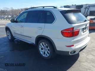 2013 BMW X5 xDrive35i z VIN 5UXZV4C5XD0B10732, wystawiony jako IAAI lot #41576548 z przebiegiem 131 237 mil mil oraz . Historia ofert i sprzedaży dostępna na DreamBid. Obrazek 3.