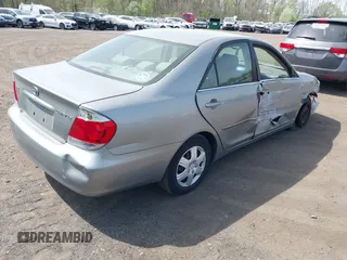 2006 Toyota Camry STD z VIN JTDBE32K063060782, wystawiony jako IAAI lot #42105775 z przebiegiem 304 961 mil mil oraz . Historia ofert i sprzedaży dostępna na DreamBid. Obrazek 4.