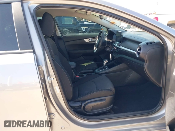 2023 Kia Forte LXS z VIN 3KPF24AD1PE592622, wystawiony jako IAAI lot #42011998 z przebiegiem 20 746 mil mil oraz . Historia ofert i sprzedaży dostępna na DreamBid. Obrazek 5.