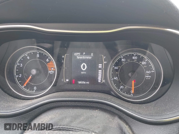 2019 Jeep Cherokee Latitude Plus z VIN 1C4PJMLB2KD367381, wystawiony jako IAAI lot #42493800 z przebiegiem 188 356 mil mil oraz . Historia ofert i sprzedaży dostępna na DreamBid. Obrazek 7.