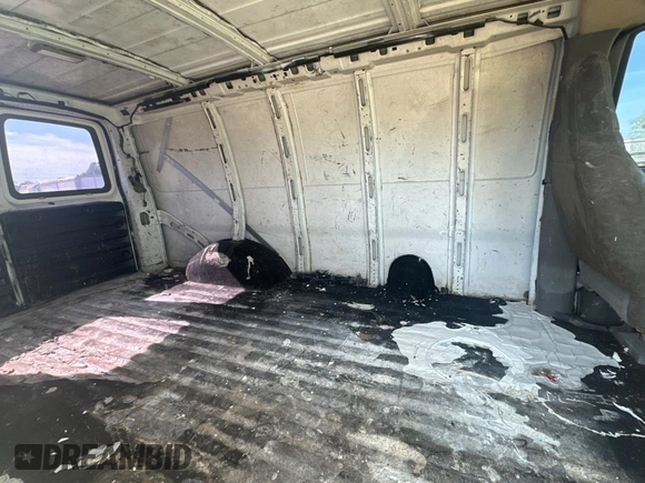 2003 GMC Savana Cargo z VIN 1GTHG35U431113170, wystawiony jako Copart lot #44413145 z przebiegiem 293 807 mil mil oraz Czysty tytuł • Clean title. Historia ofert i sprzedaży dostępna na DreamBid. Obrazek 6.