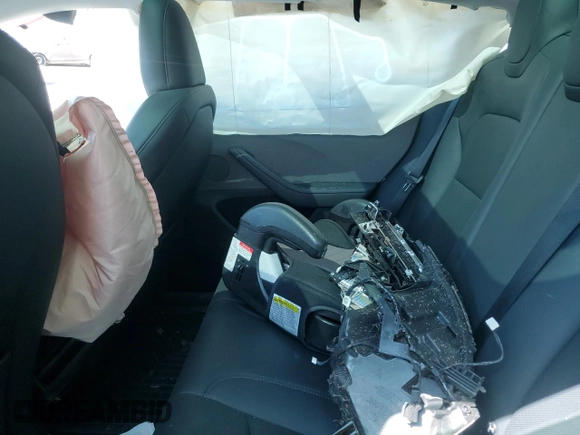 2024 Tesla Model 3 z VIN 5YJ3E1EA6RF734033, wystawiony jako Copart lot #52305665 z przebiegiem 21 081 mil mil oraz Szkoda całkowita • Salvage title. Historia ofert i sprzedaży dostępna na DreamBid. Obrazek 10.