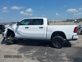 2025 Ram 1500 Big Horn z VIN 1C6RREFG6SN534289, wystawiony jako IAAI lot #41965903 z przebiegiem 11 349 mil mil oraz . Historia ofert i sprzedaży dostępna na DreamBid. Obrazek 14.