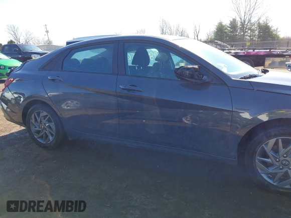 2024 Hyundai Elantra SEL z VIN KMHLM4DG4RU805694, wystawiony jako IAAI lot #41893956 z przebiegiem 4 856 mil mil oraz . Historia ofert i sprzedaży dostępna na DreamBid. Obrazek 13.