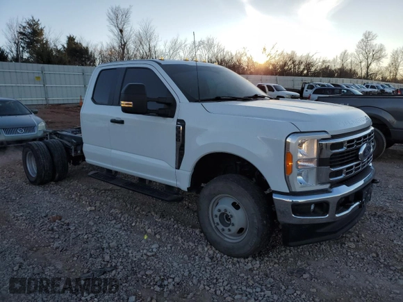 2023 Ford F-350 z VIN 1FD8X3HN5PEC04673, wystawiony jako Copart lot #41663645 z przebiegiem 51 818 mil mil oraz Szkoda całkowita • Salvage title. Historia ofert i sprzedaży dostępna na DreamBid. Obrazek 4.
