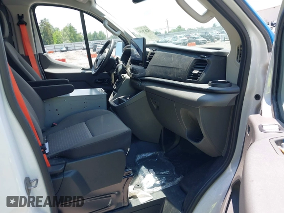 2023 Ford Transit Cargo z VIN 1FTYE1Y82PKA83403, wystawiony jako IAAI lot #42621450 z przebiegiem 44 617 mil mil oraz . Historia ofert i sprzedaży dostępna na DreamBid. Obrazek 5.