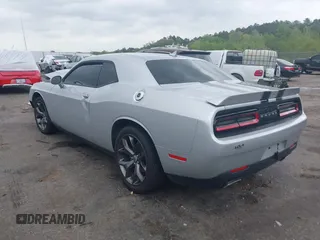 2019 Dodge Challenger SXT z VIN 2C3CDZAG9KH744703, wystawiony jako IAAI lot #41881944 z przebiegiem Nie podano mil oraz . Historia ofert i sprzedaży dostępna na DreamBid. Obrazek 3.