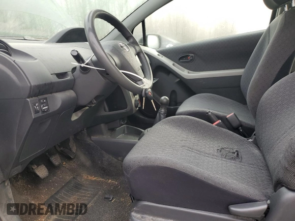 2010 Toyota Yaris z VIN JTDJT4K31A5301682, wystawiony jako Copart lot #47076115 z przebiegiem 153 663 mil mil oraz Czysty tytuł • Clean title. Historia ofert i sprzedaży dostępna na DreamBid. Obrazek 7.