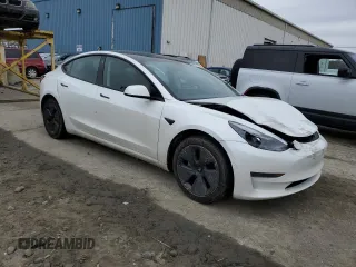 2022 Tesla Model 3 z VIN 5YJ3E1EA5NF324625, wystawiony jako Copart lot #46974745 z przebiegiem 106 617 mil mil oraz Szkoda całkowita • Salvage title. Historia ofert i sprzedaży dostępna na DreamBid. Obrazek 4.
