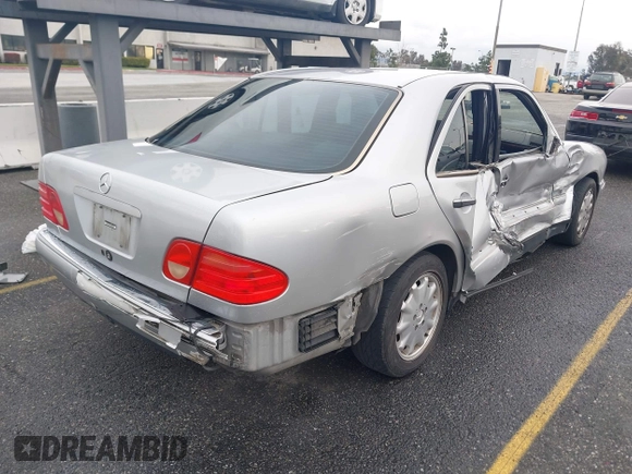 1997 Mercedes-Benz E-Class with VIN WDBJF55FXVJ033553, listed as a IAAI auction lot 41425117 with 280,019 mi miles. Bid and sale history available at carsss.com. Image 4.