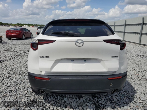 2021 Mazda CX-30 Premium z VIN 3MVDMADM5MM228747, wystawiony jako Copart lot #51747475 z przebiegiem 13 562 mil mil oraz Nie do naprawy • Non repairable. Historia ofert i sprzedaży dostępna na DreamBid. Obrazek 6.